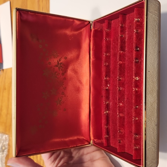 Vintage Ivory Earring Box - Picture 4 of 7